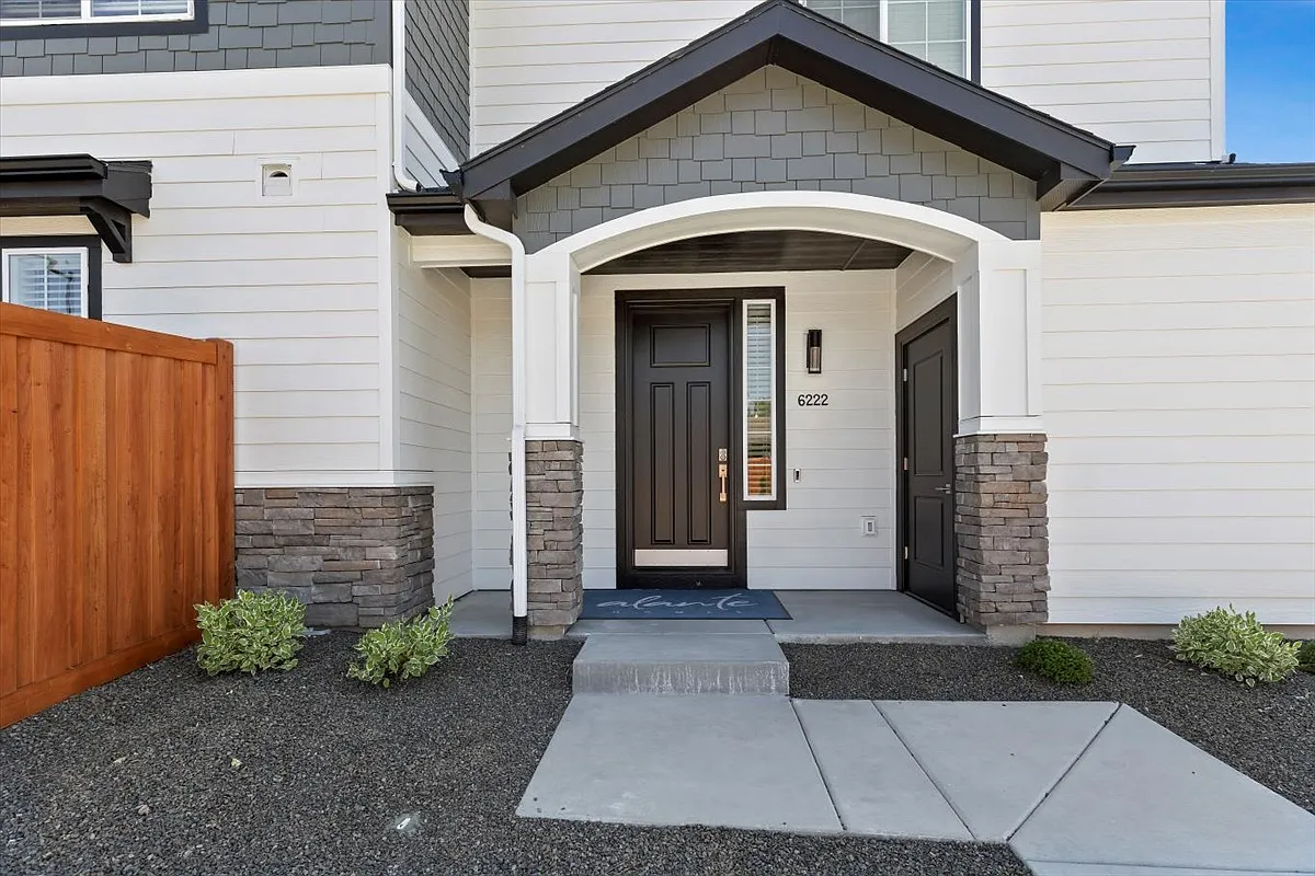 2 bed, 2.5 bath, 1029 sqft, $2,100 — Photo 2