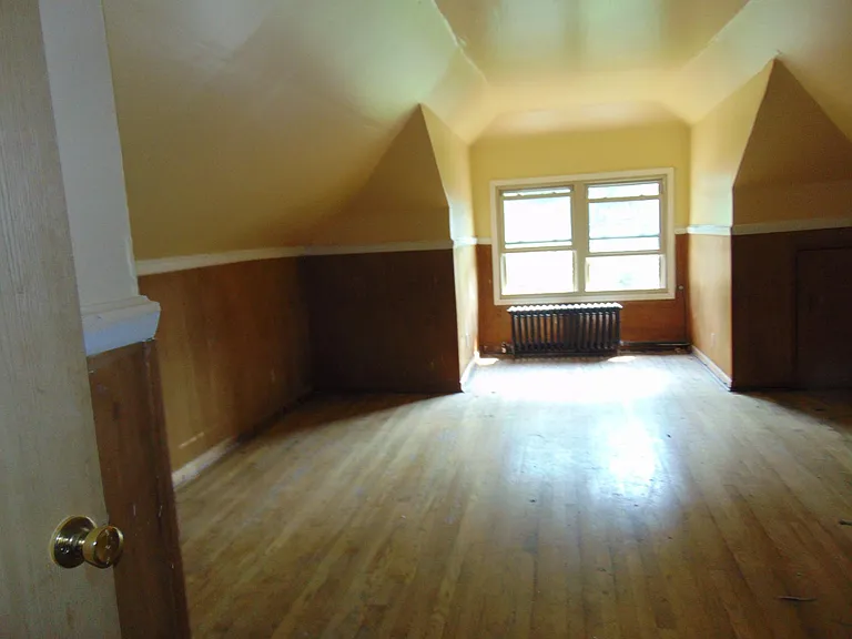 7637 S Eberhart Ave — Photo 9