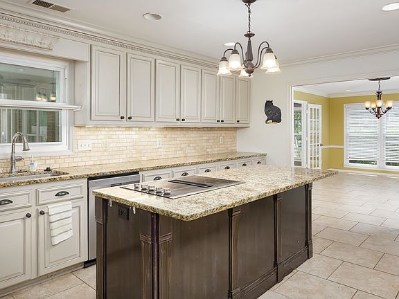 5th image of 316 Westbury Ln