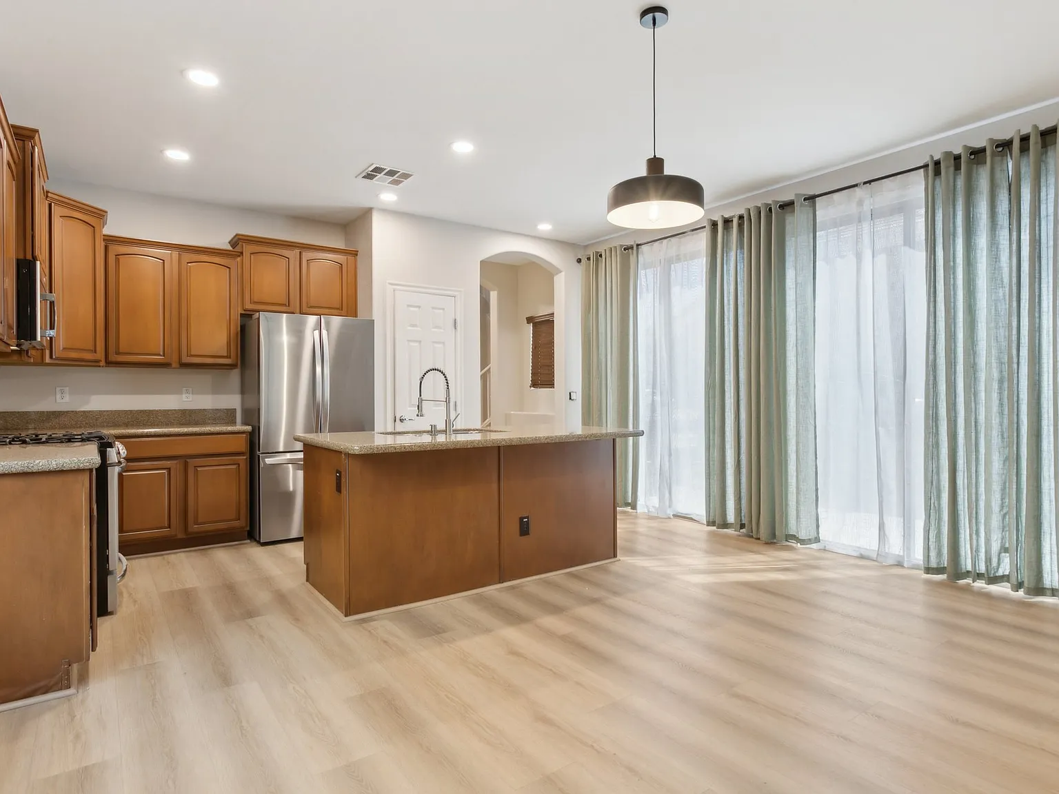 3 bed, 2.5 bath, 1900 sqft, $2,375 — Photo 2