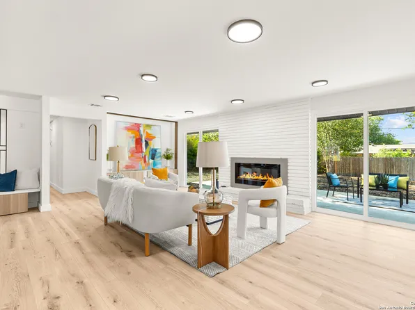 446 Spaceway Dr, Windcrest, TX 78239