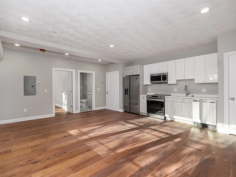 119-121 Addison St #9 — Photo 2
