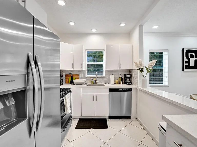 1450 N Riverside Dr #103 — Photo 18