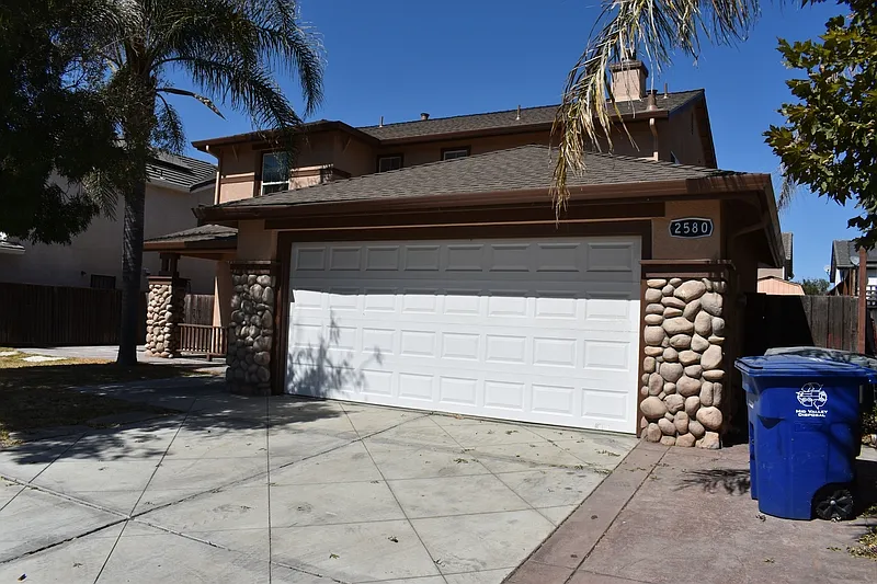 3 bed, 2.5 bath, 1970 sqft, $2,300 — Photo 3
