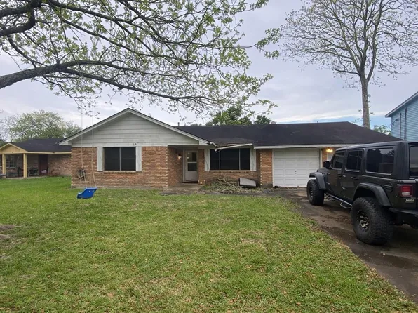 104 Oriole Ln, Angleton, TX 77515