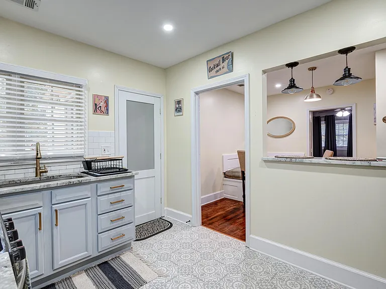 2518 Lester St — Photo 5
