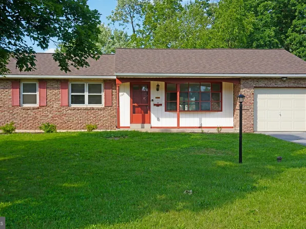 733 Fernwood Dr, Douglassville, PA 19518