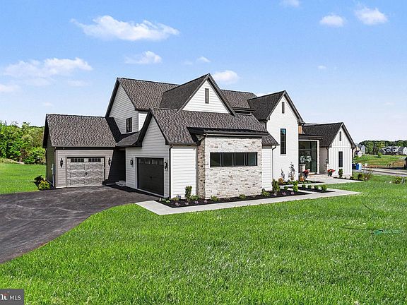 3rd image of 102 Calia Cir