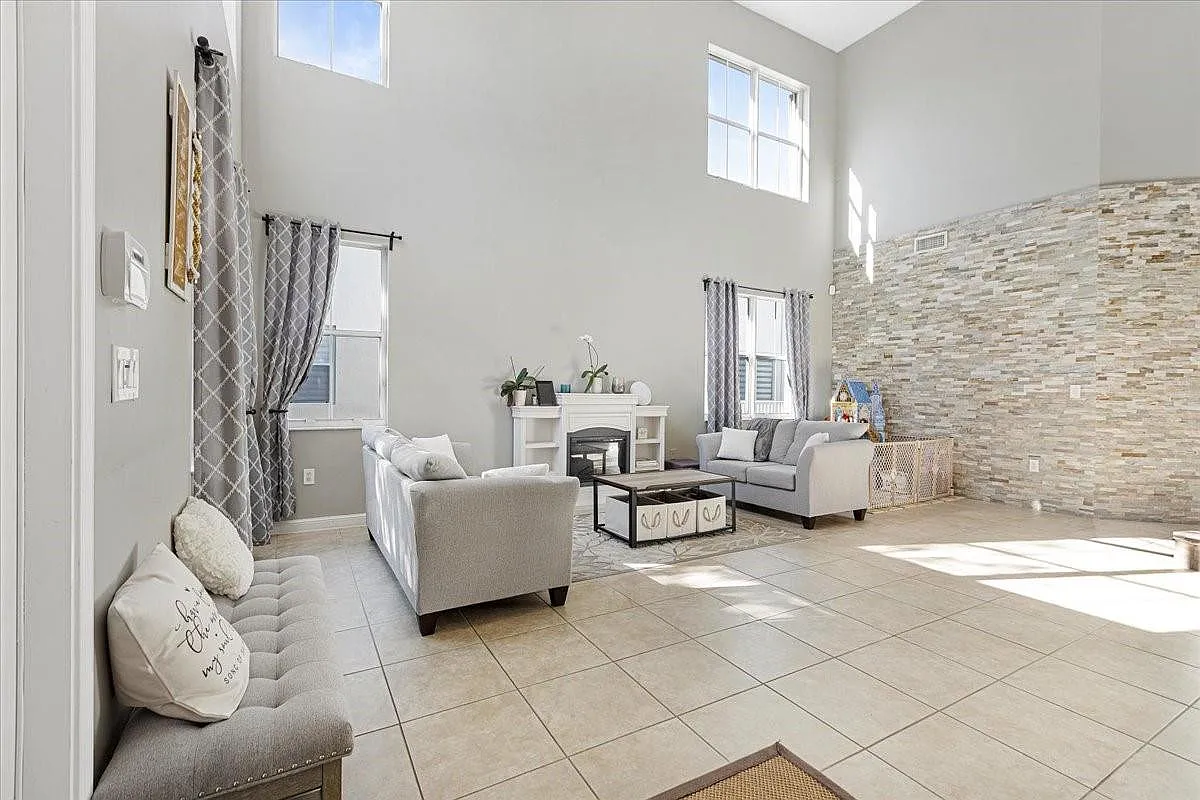 4 bed, 3.0 bath, 2902 sqft, $5,000 — Photo 3