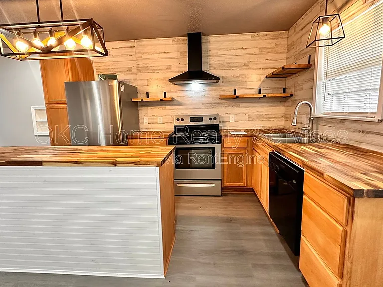 1617 N Christine Dr — Photo 4