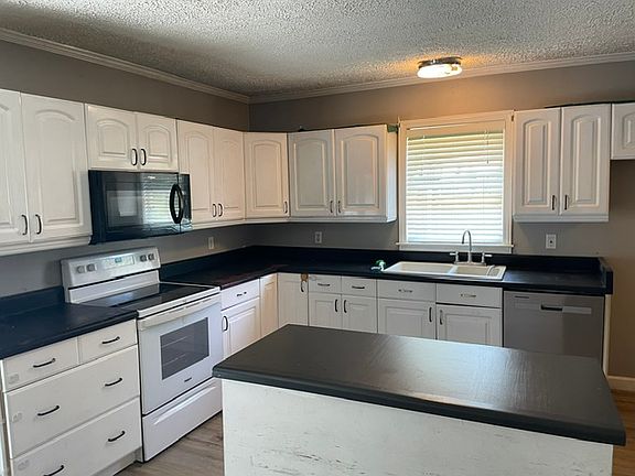 4th image of 670 Emily Ln