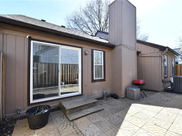 6616 Bradshaw St, Shawnee, KS 66216