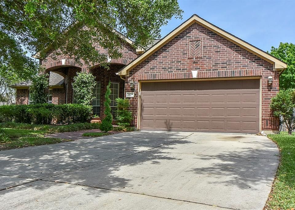 The home is very conveniently placed close to 2920 and a brand new Kroger with more shopping centers on Spring Stubner Rd, and only minutes from the new Exxon campus.