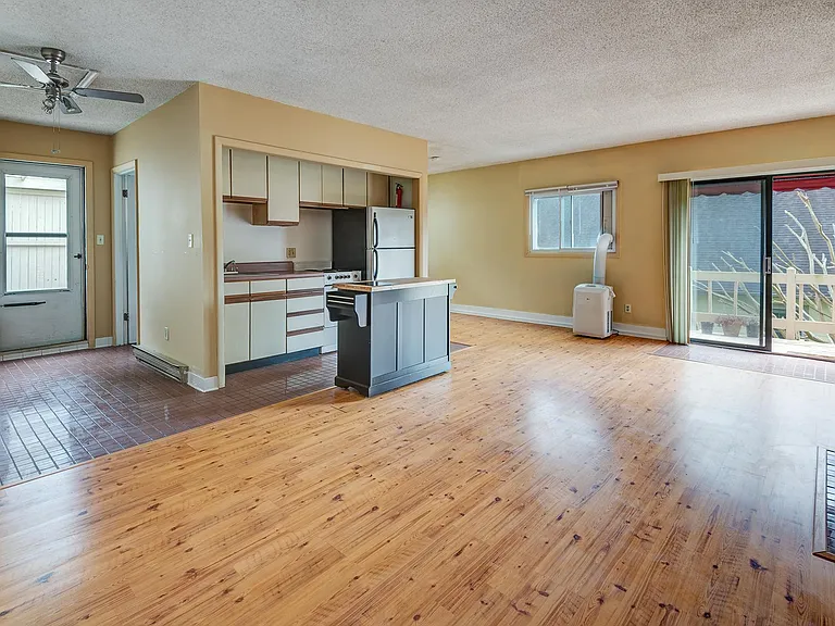 7 W Raleigh Rd #B — Photo 4