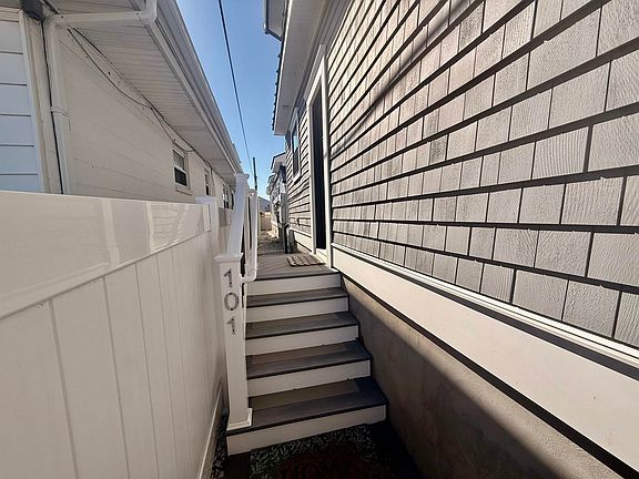 2nd image of 204 E Primrose Rd #101