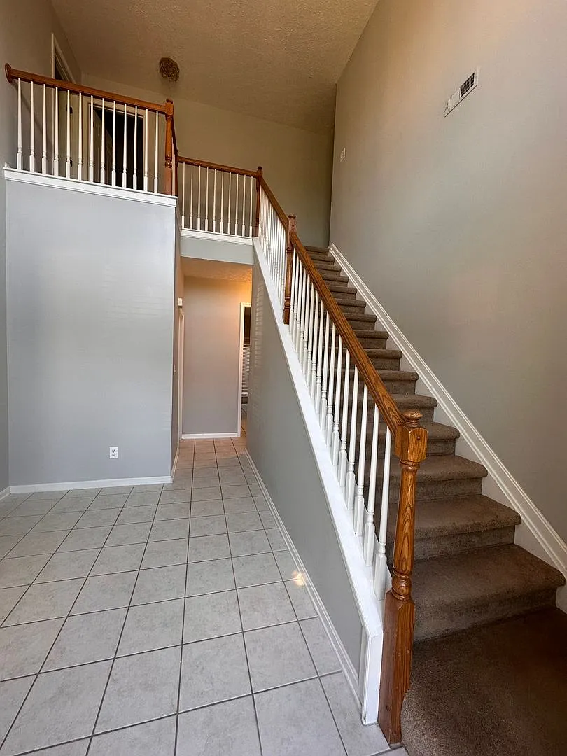 Spacious 4-Bedroom Home in Prospect Lawn Care Included! — Photo 2
