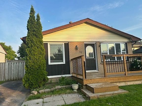 2nd image of 17 Villeneuve Cres