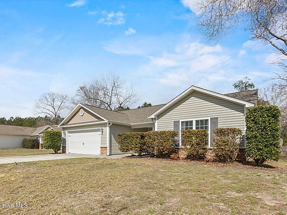 3rd image of 136 Braeburn Boulevard