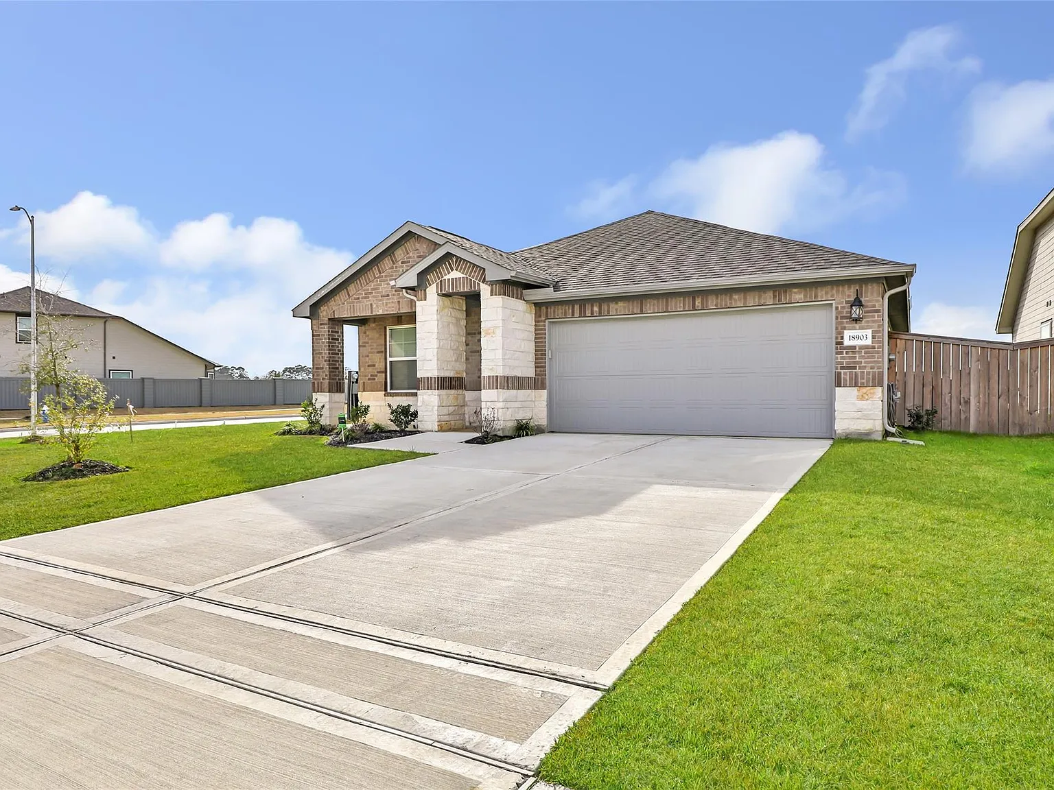 3 bed, 2.0 bath, 1739 sqft, $2,561 — Photo 3