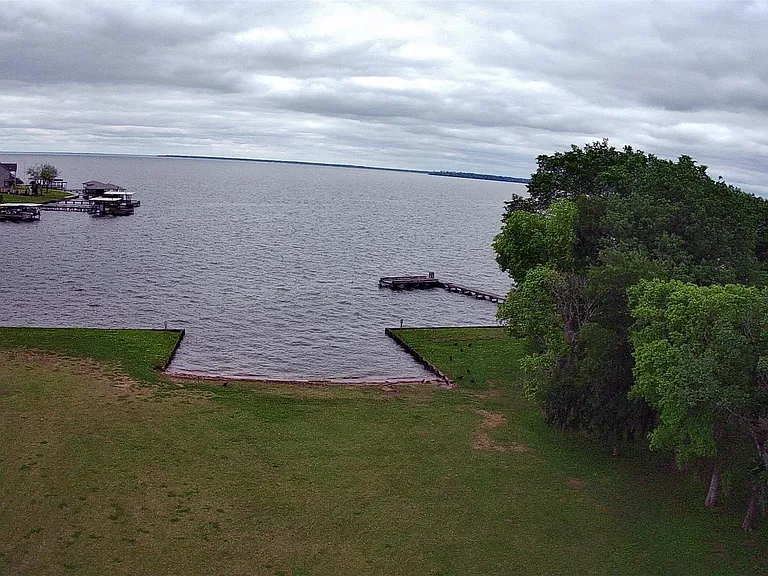 401 Paradise Dr — Photo 29