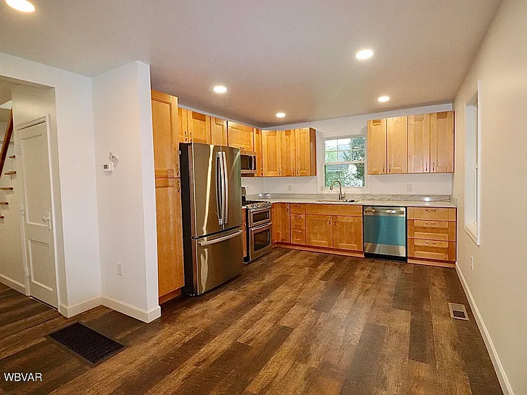 17 Lindbergh Ave — Photo 3