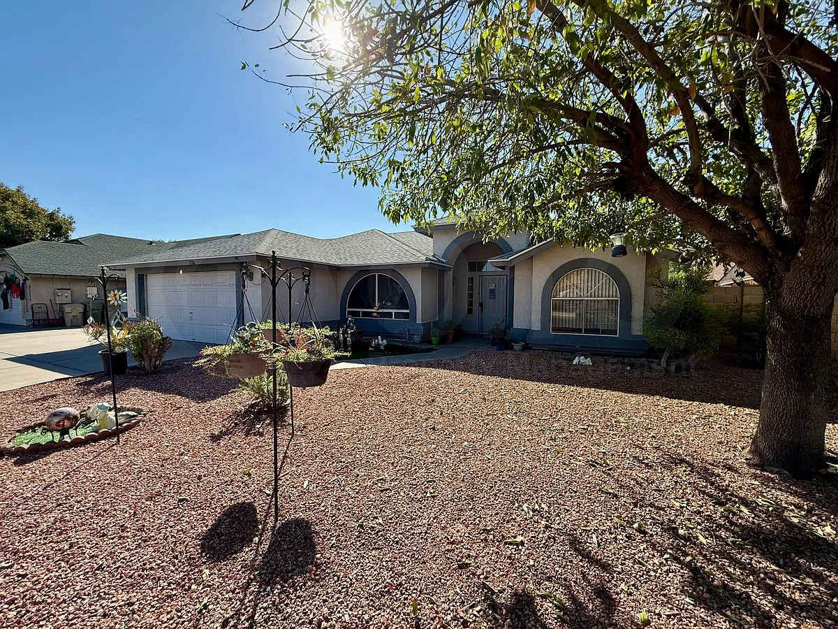 3 bed, 2.0 bath, 1449 sqft, $2,100 — Photo 2