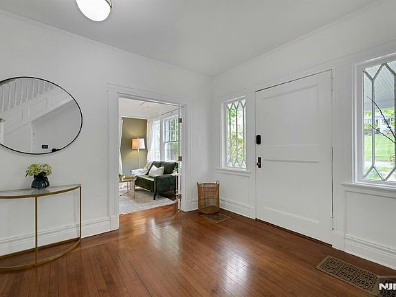 5th image of 375 Upper Mountain Ave