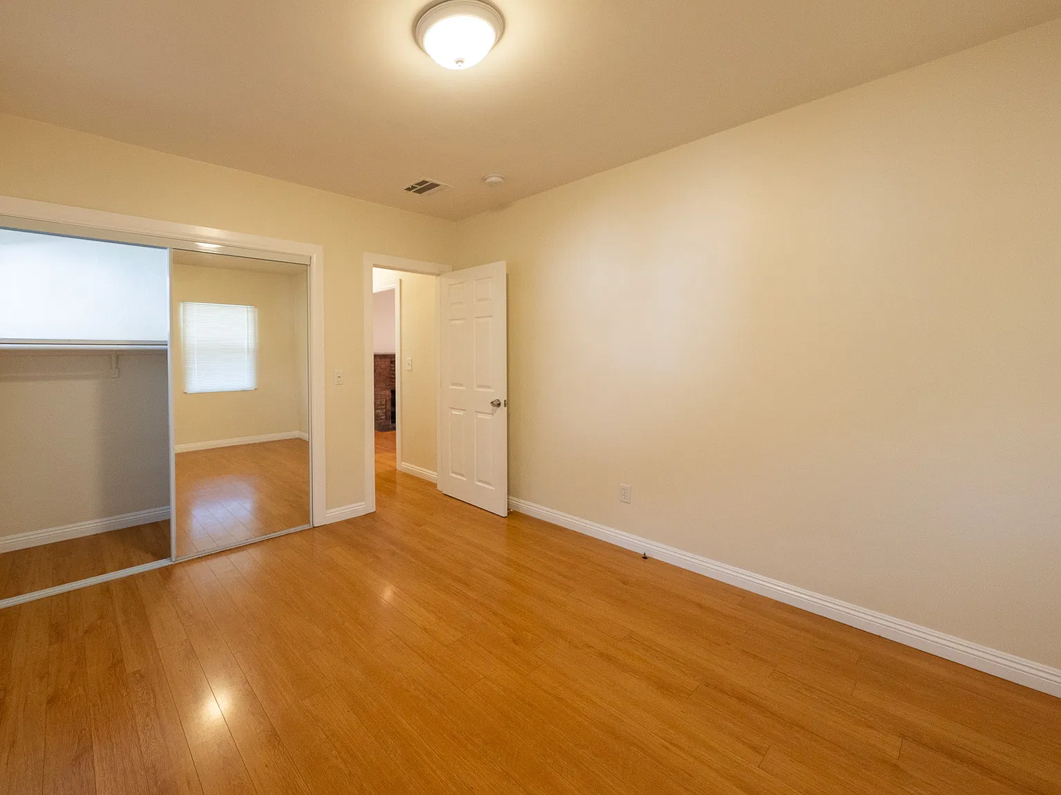 2 bed, 1.5 bath, 884 sqft, $4,500 — Photo 3