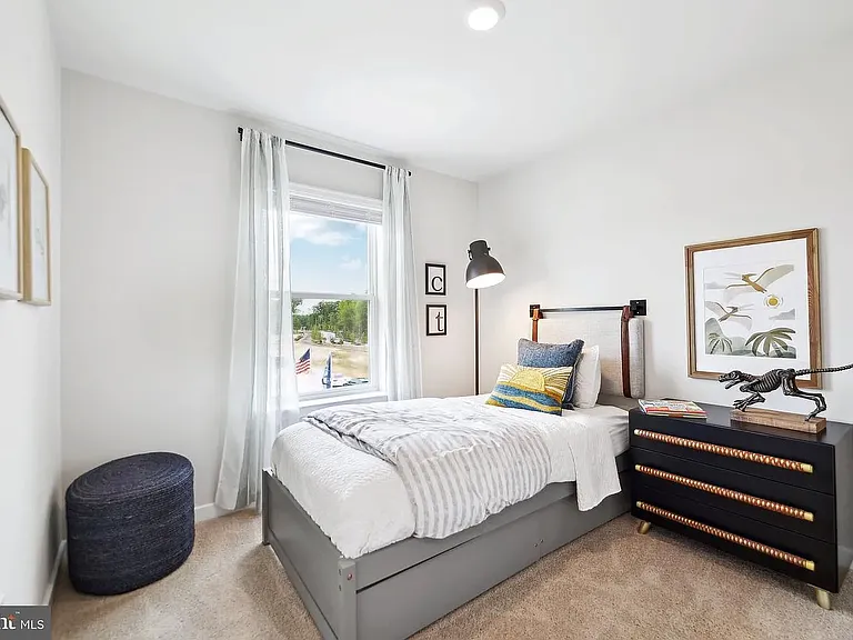 383 Eclipse St — Photo 2