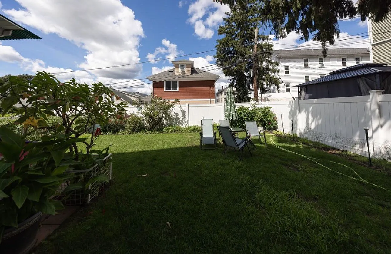 3 bed, 1400 sqft, $2,200 — Photo 2