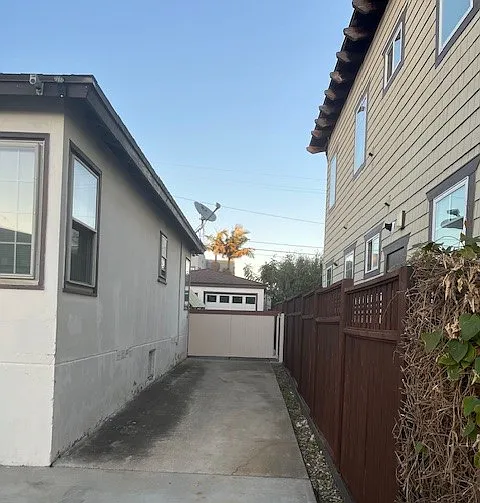 long driveway to garage