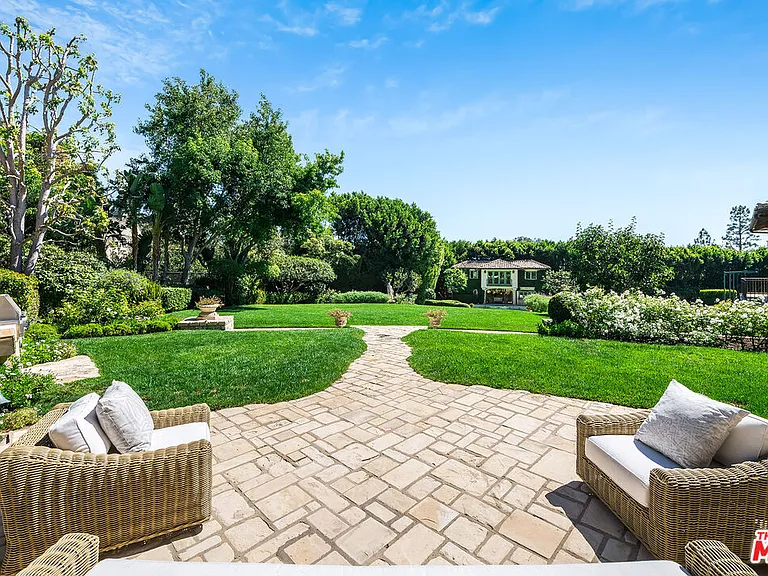 1550 Amalfi Dr — Photo 24