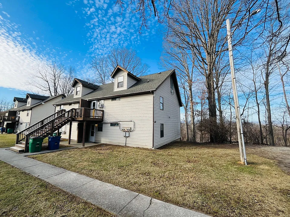 653 Village Ln