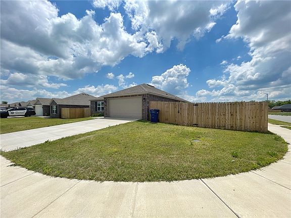 2nd image of 904 W Tanner Dr
