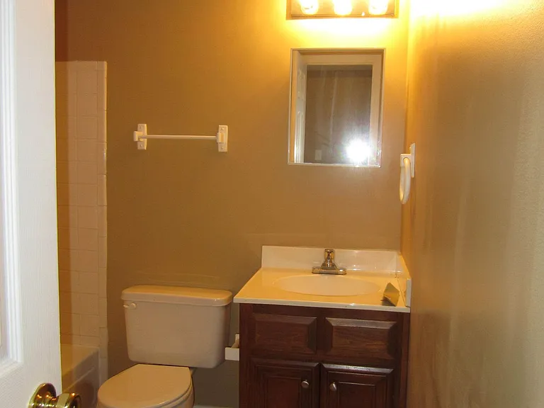University Square Apartments — Photo 9