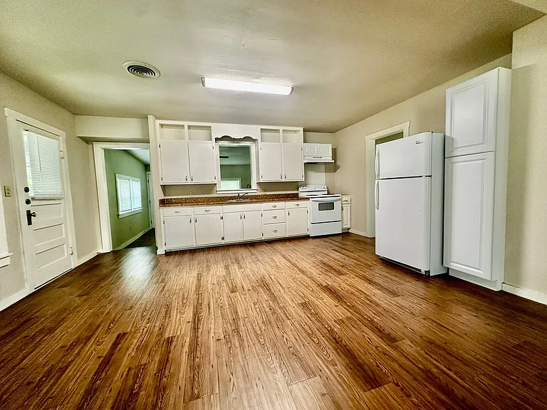 2905 Nichols St — Photo 3