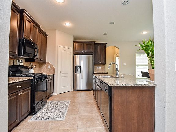 5th image of 219 Brookwood Park Ln