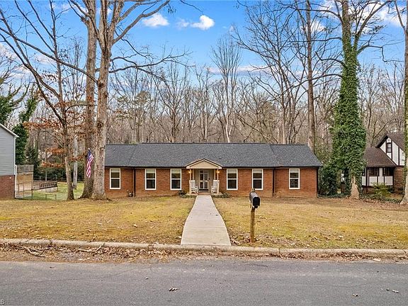 5th image of 326 Camelot Dr