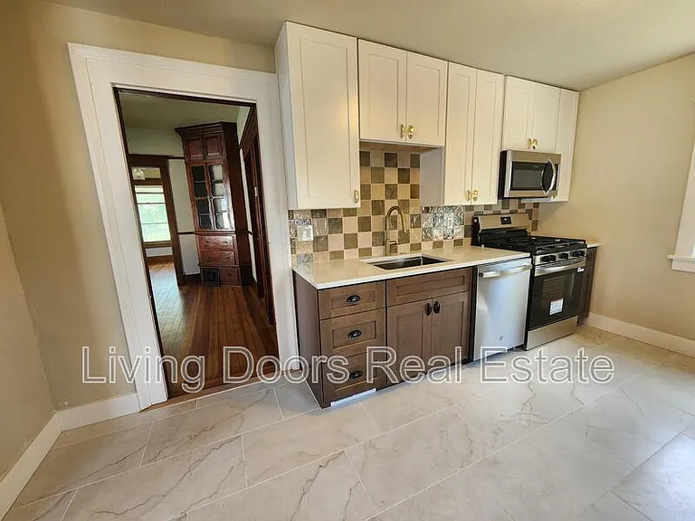602 C St — Photo 2