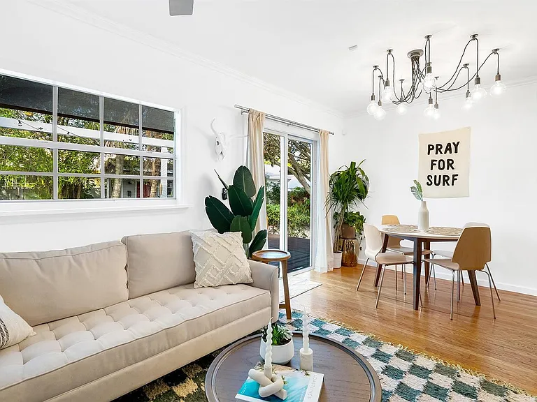 411 SW 10th St — Photo 10