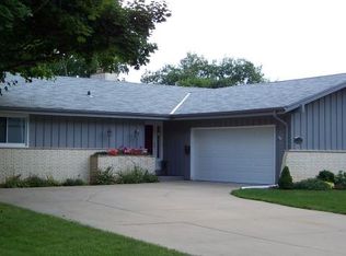 1127 Cavalier Dr, Waukesha, WI 53186