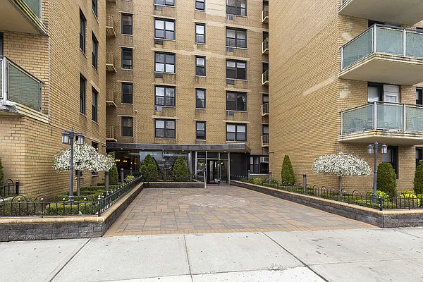 Sold by Thomas Lipovetsky, LREB | media 1