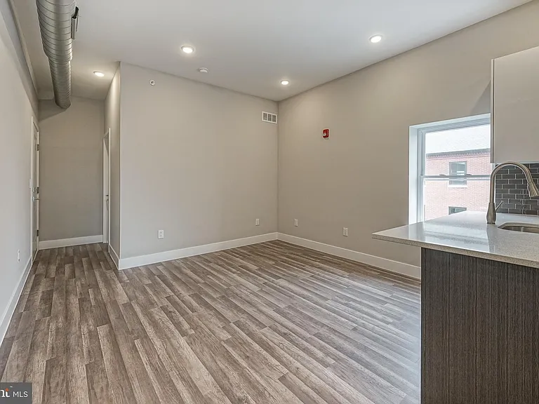 1072 N Front St #A — Photo 9