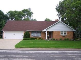 W173N8897 Apple Blossom Ln, Menomonee Falls, WI 53051