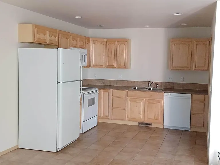 1225 Maple St — Photo 2
