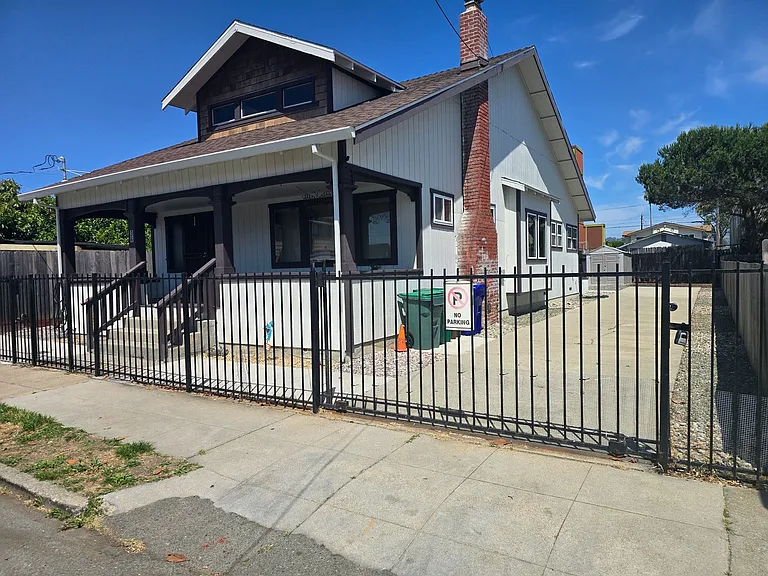 36 15th St — Photo 1