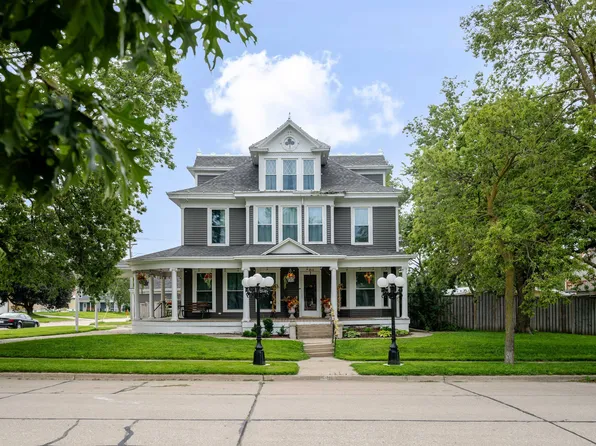 704 H St, Burwell, NE 68823