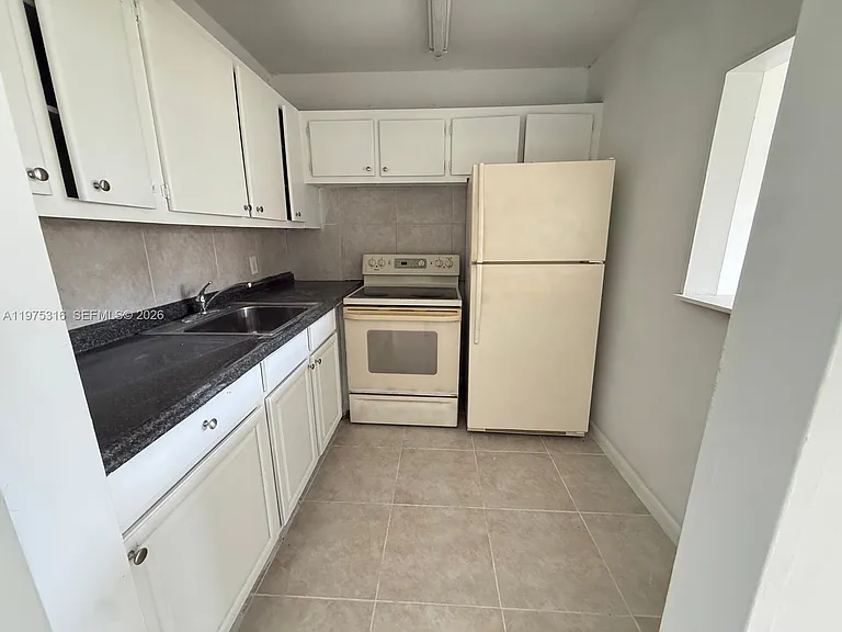210 Canterbury Dr #1-J — Photo 4