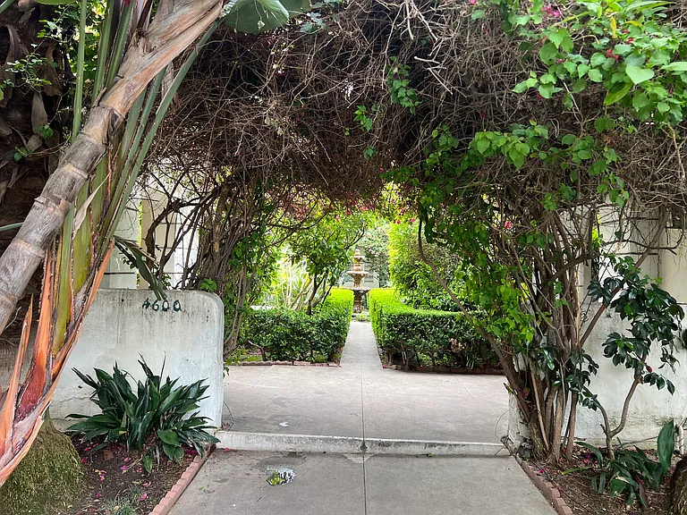 4600 Los Feliz Blvd #208 — Photo 1