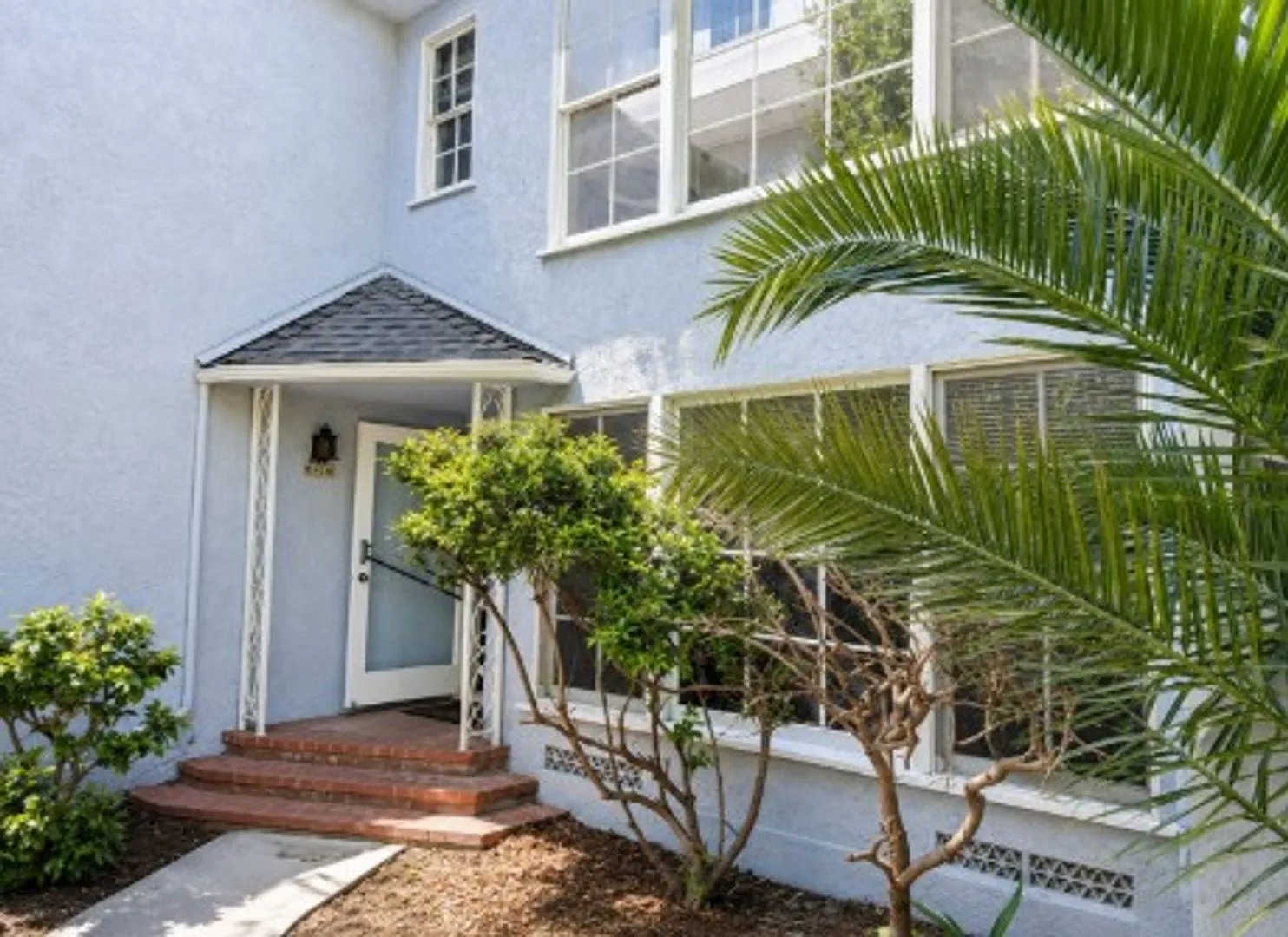 Furnished Oceanfront Rental 1100 E. Ocean Blvd., Unit 13, Long Beach — Photo 4